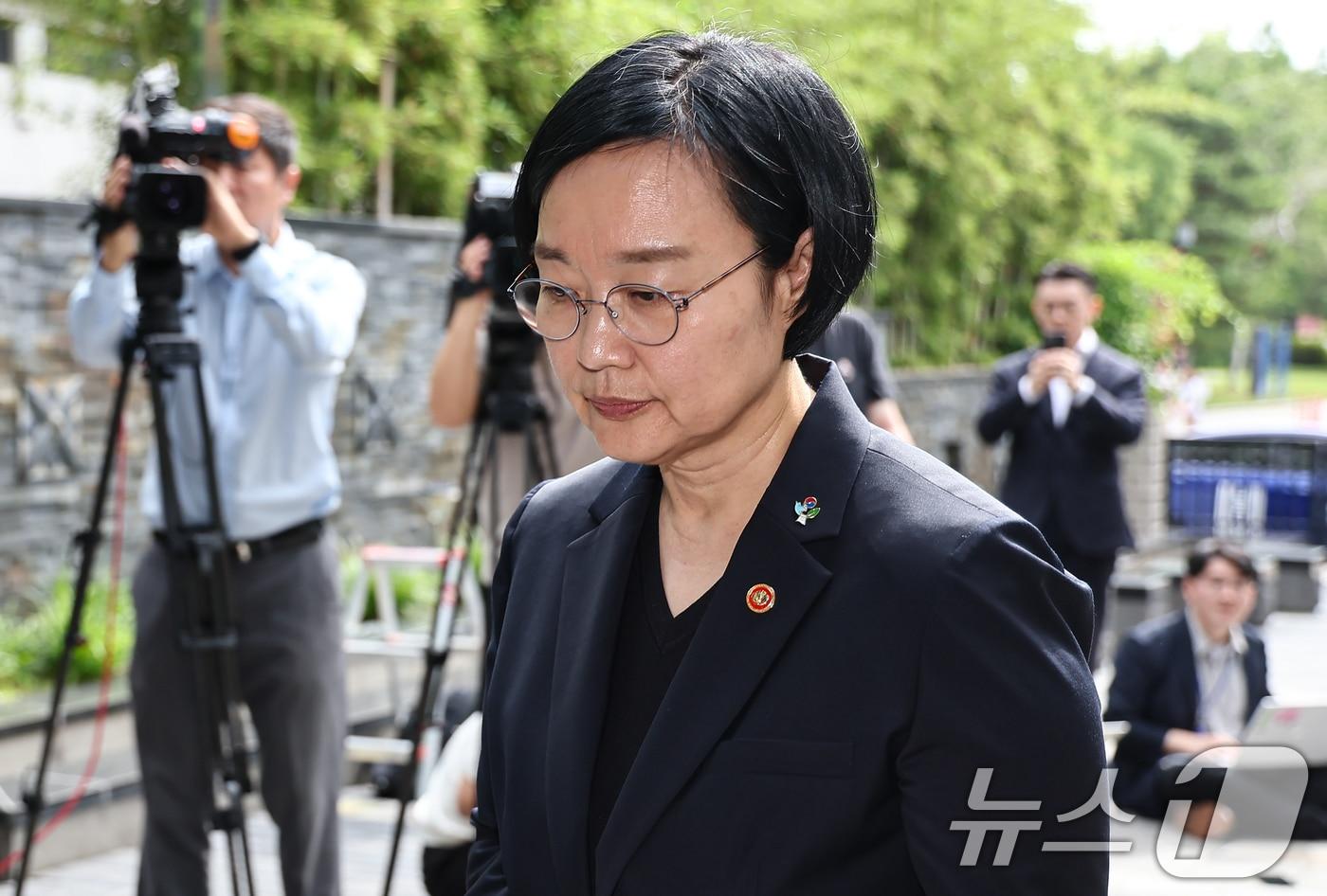 본문 이미지 - 한성숙 국무총리 후보자가 22일 서울 종로구 금융감독원 연수원에 마련된 인사청문회 준비 사무실에 출근하며 모두의 창업 정보유출 사태에 대해 발언 후 이동하고 있다. 2026.6.22 ⓒ 뉴스1 김도우 기자