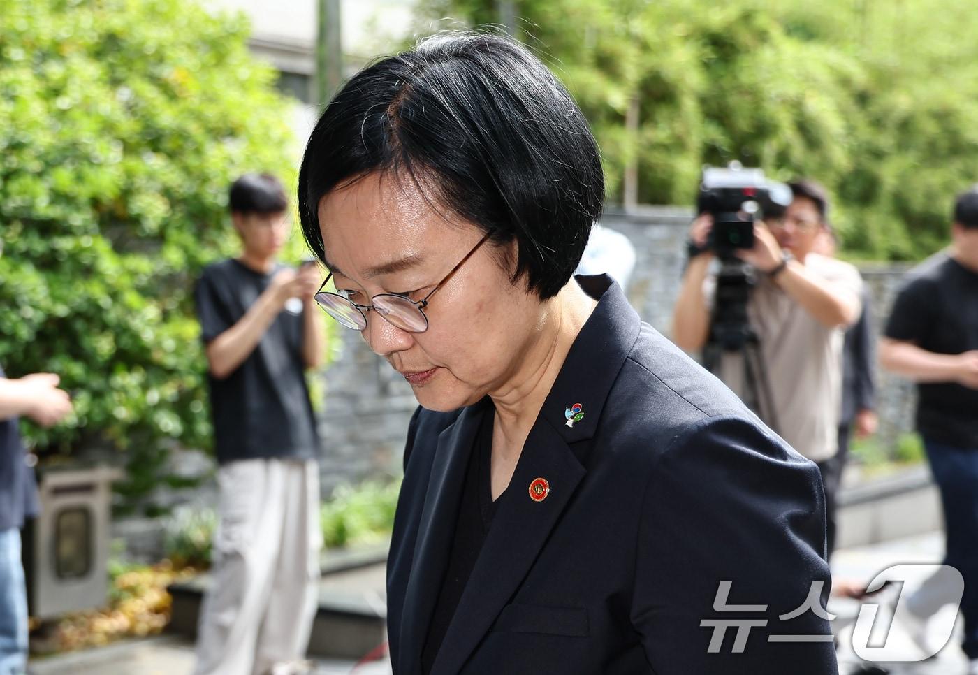 본문 이미지 - 한성숙 국무총리 후보자가 22일 서울 종로구 금융감독원 연수원에 마련된 인사청문회 준비 사무실에 출근하며 모두의 창업 정보유출 사태에 대해 발언 후 이동하고 있다. 2026.6.22 ⓒ 뉴스1 김도우 기자