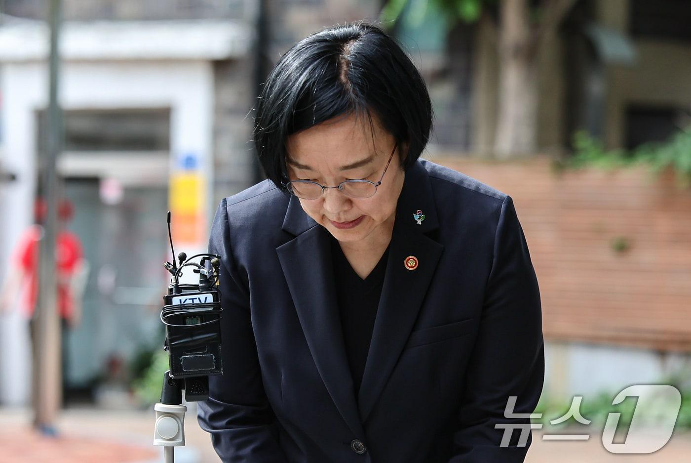 본문 이미지 - 한성숙 국무총리 후보자가 22일 서울 종로구 금융감독원 연수원에 마련된 인사청문회 준비 사무실에 출근하며 모두의 창업 정보유출 사태에 대해 고개숙여 사과하고 있다. 2026.6.22 ⓒ 뉴스1 김도우 기자
