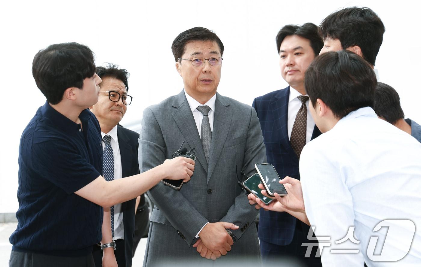 본문 이미지 - 홍장원 전 국가정보원 1차장이 22일 오전 12·3 비상계엄 선포 직후 미국 등 주요 우방국에 계엄의 정당성을 옹호하는 메시지를 전달하도록 지시했다는 의혹과 관련해 3차 피의자 조사를 받기 위해 경기 과천 2차 종합특검 사무실로 출석하며 취재진 질의에 답변하고 있다. 2026.6.22 ⓒ 뉴스1 김민지 기자