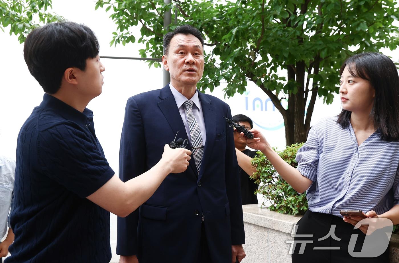 본문 이미지 - 김명수 전 합동참모본부 의장이 22일 오전 내란중요임무종사 등 혐의 관련 피의자 조사를 받기 위해 경기 과천 2차 종합특검 사무실로 출석하며 취재진 질의에 답변하고 있다. 2026.6.22 ⓒ 뉴스1 김민지 기자