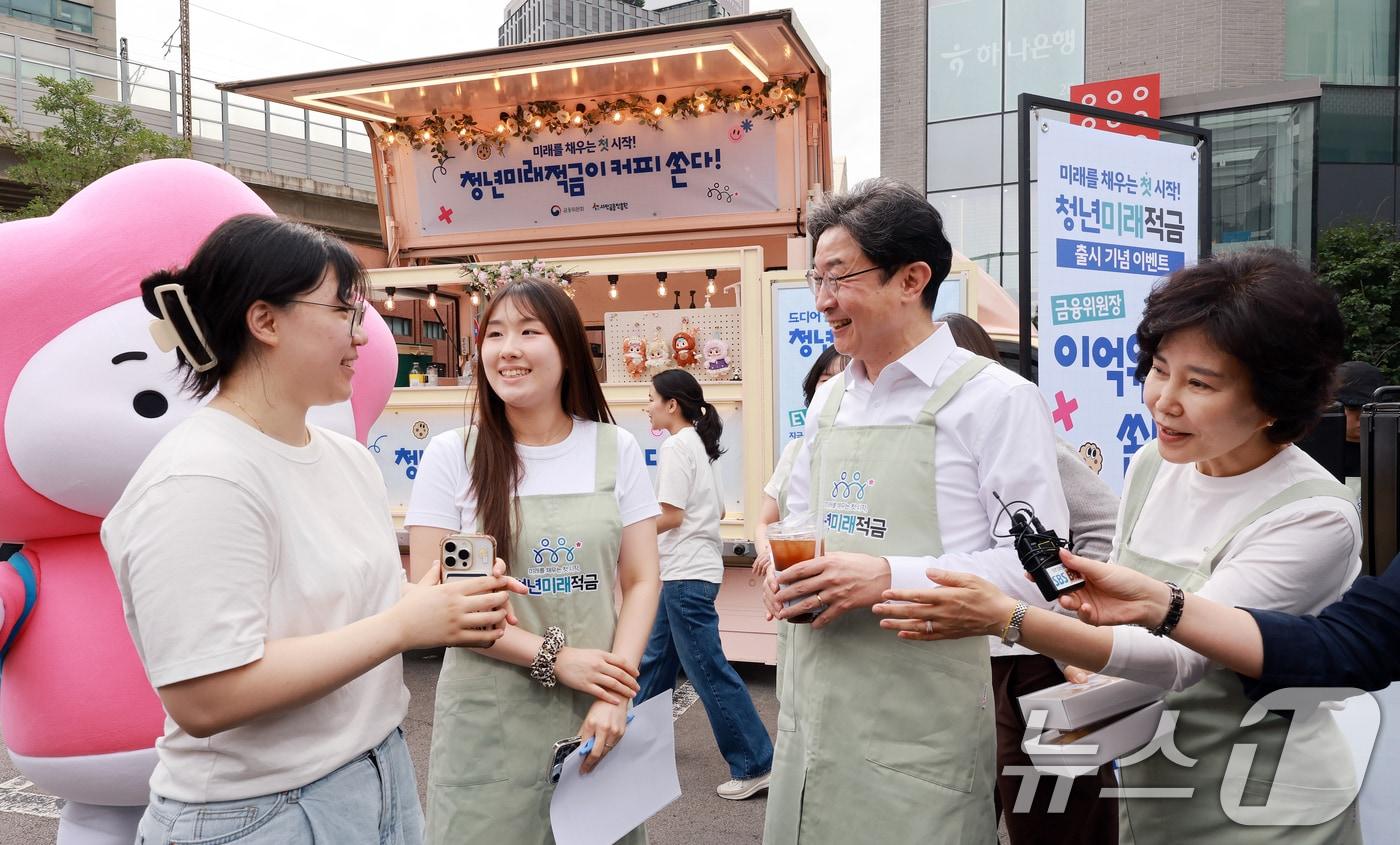 본문 이미지 - 이억원 금융위원장이 '청년미래적금' 가입 신청이 시작된 6월 22일 서울 성동구 신한빌딩 인근에서 출근길 청년들에게 청년미래적금을 홍보하고 있다. 2026.6.22 ⓒ 뉴스1 이호윤 기자