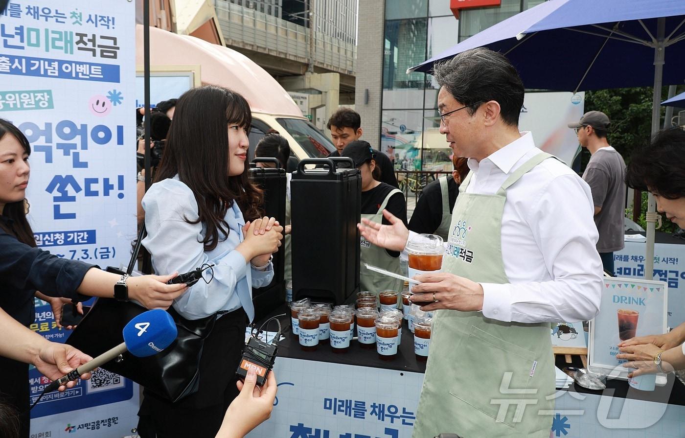본문 이미지 - 이억원 금융위원장이 '청년미래적금' 가입 신청 첫날인 22일 서울 성동구 성수동 일대에서 출근길 청년들에게 직접 커피를 나눠주며 청년미래적금을 홍보하고 있다. (금융위원회 제공. 재판매 및 DB금지) 2026.6.22 ⓒ 뉴스1