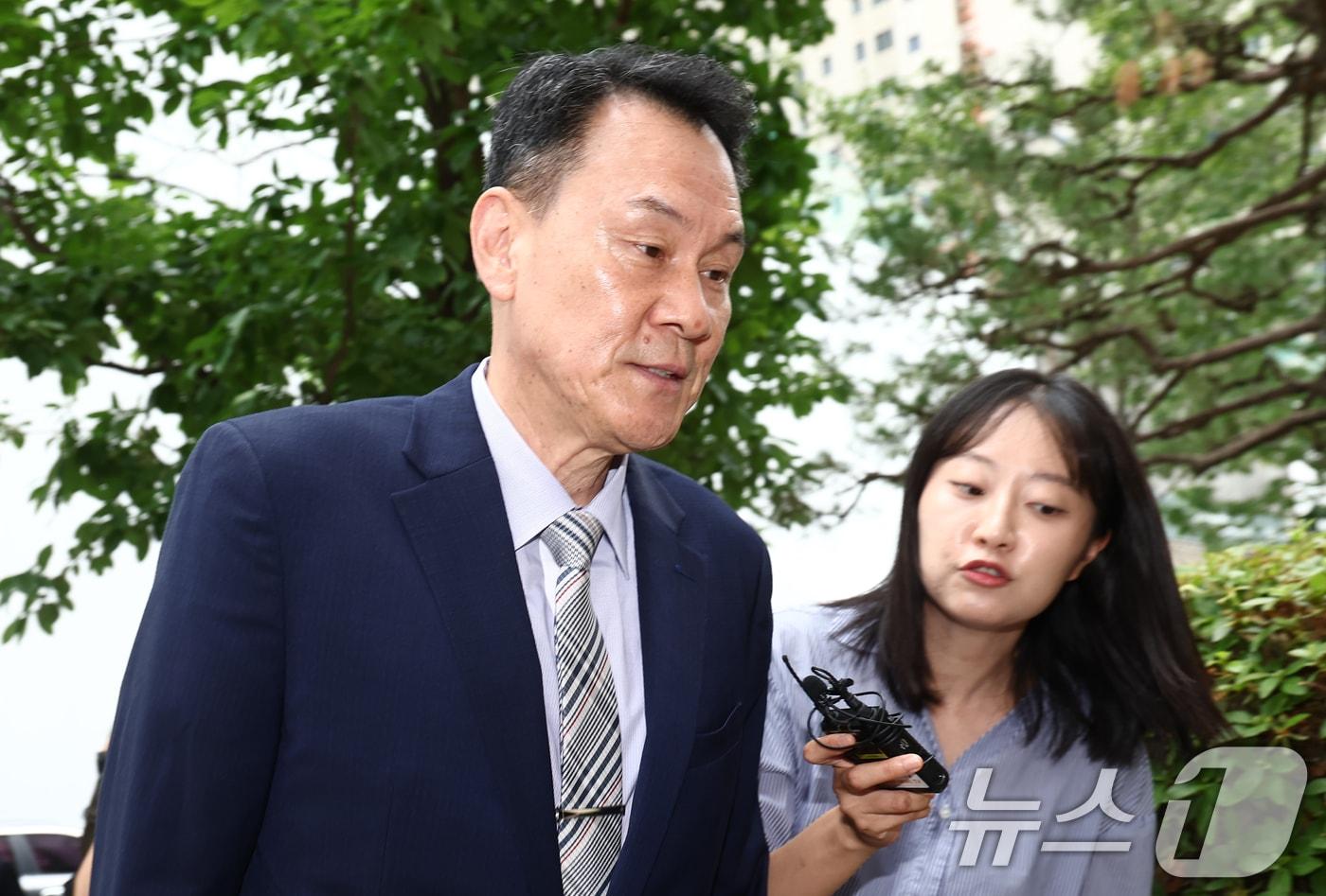 본문 이미지 - 김명수 전 합동참모본부 의장이 22일 오전 내란중요임무종사 등 혐의 관련 피의자 조사를 받기 위해 경기 과천 2차 종합특검 사무실로 출석하고 있다. 2026.6.22 ⓒ 뉴스1 김민지 기자