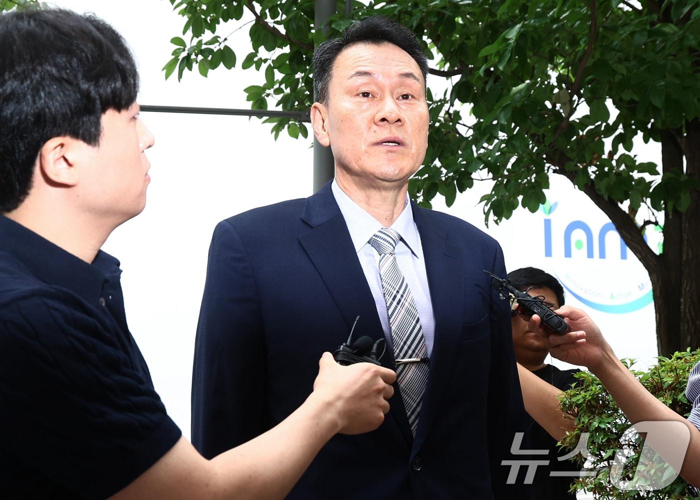 본문 이미지 - 김명수 전 합동참모본부 의장이 내란중요임무종사 등 혐의 관련 피의자 조사를 받기 위해 경기 과천 2차 종합특검 사무실로 출석하며 취재진 질의에 답변하고 있다. 2026.6.22 ⓒ 뉴스1 김민지 기자