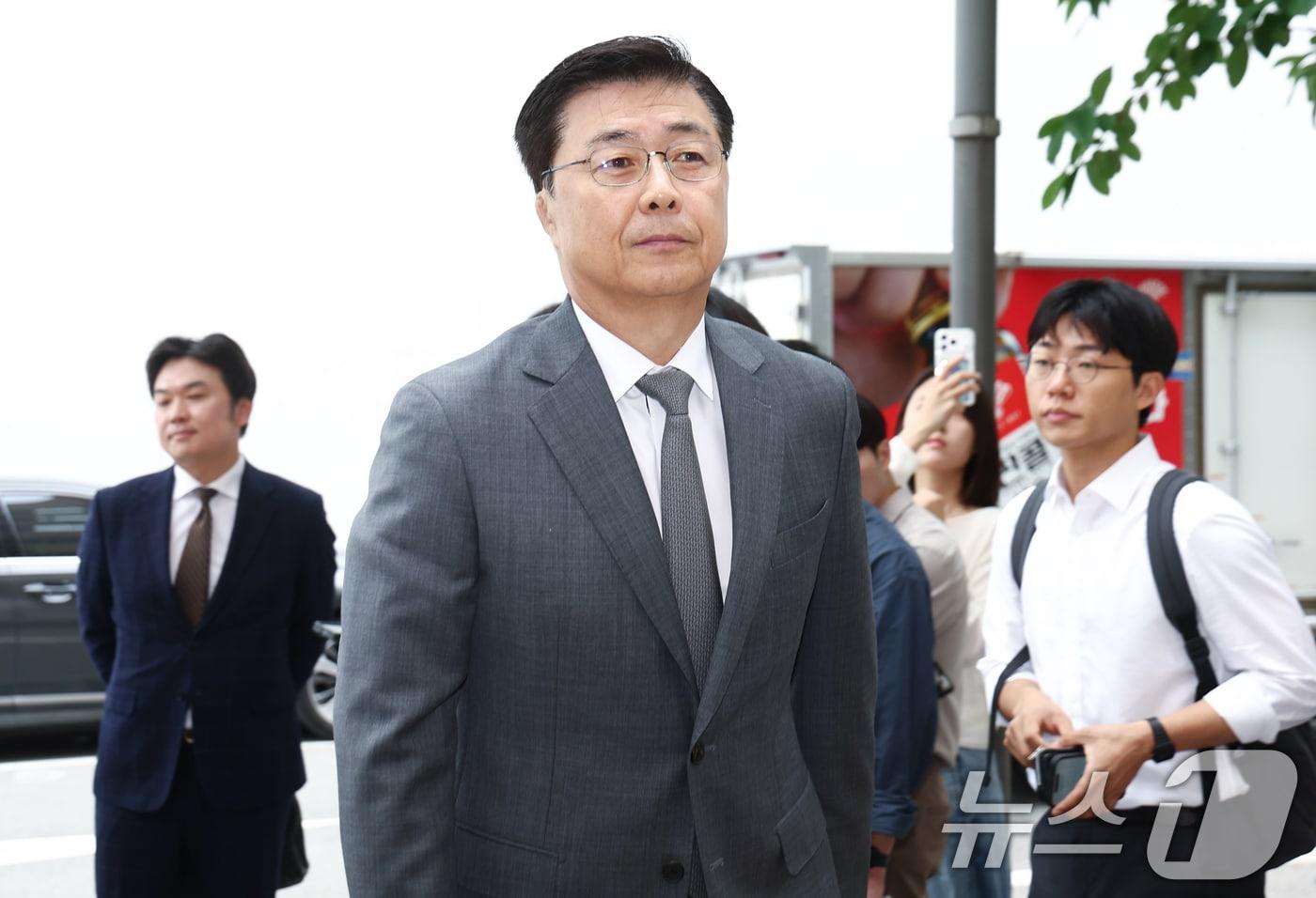 본문 이미지 - 홍장원 전 국가정보원 1차장이 22일 오전 12·3 비상계엄 선포 직후 미국 등 주요 우방국에 계엄의 정당성을 옹호하는 메시지를 전달하도록 지시했다는 의혹과 관련해 3차 피의자 조사를 받기 위해 경기 과천 2차 종합특검 사무실로 출석하고 있다. 2026.6.22 ⓒ 뉴스1 김민지 기자