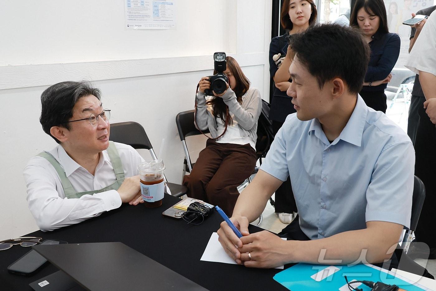 본문 이미지 - 이억원 금융위원장이 '청년미래적금' 가입 신청 첫날인 22일 오전 서울 성동구 성수동 일대에서 상담받는 청년들과 대화를 나누고 있다. (금융위원회 제공. 재판매 및 DB금지) 2026.6.22 ⓒ 뉴스1