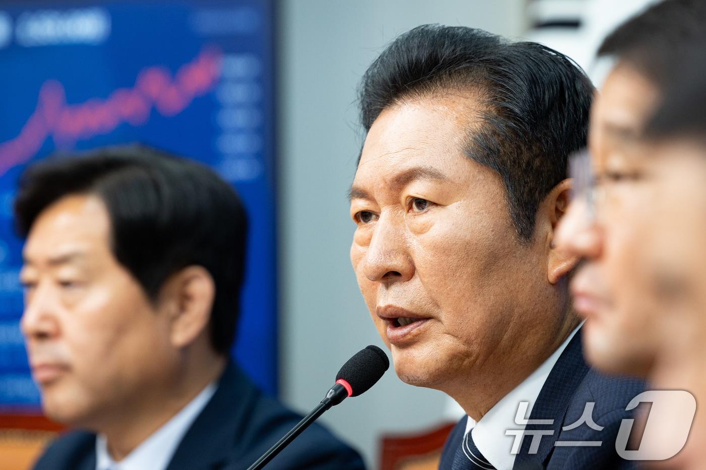 본문 이미지 - 정청래 더불어민주당 대표가 22일 서울 여의도 국회에서 열린 최고위원회의에서 모두 발언을 하고 있다. 2026.6.22 ⓒ 뉴스1 유승관 기자