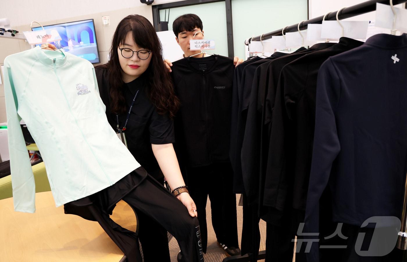본문 이미지 - 한국소비자원 관게자들이 22일 세종시 정부세종청사에서 여성용 래쉬가드 9개 브랜드 상·하의 각 9개 제품을 대상으로 시험·평가한 내용을 설명하고 있다. 2026.6.22 ⓒ 뉴스1 김기남 기자