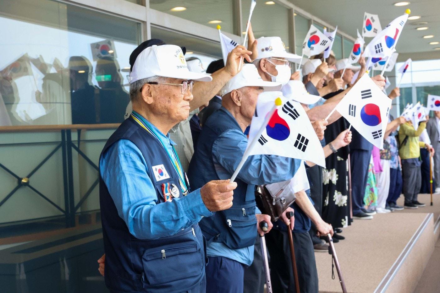 본문 이미지 - 참전용사들이 태극기를 흔들며 경주를 지켜보고 있다. (한국마사회 제공)