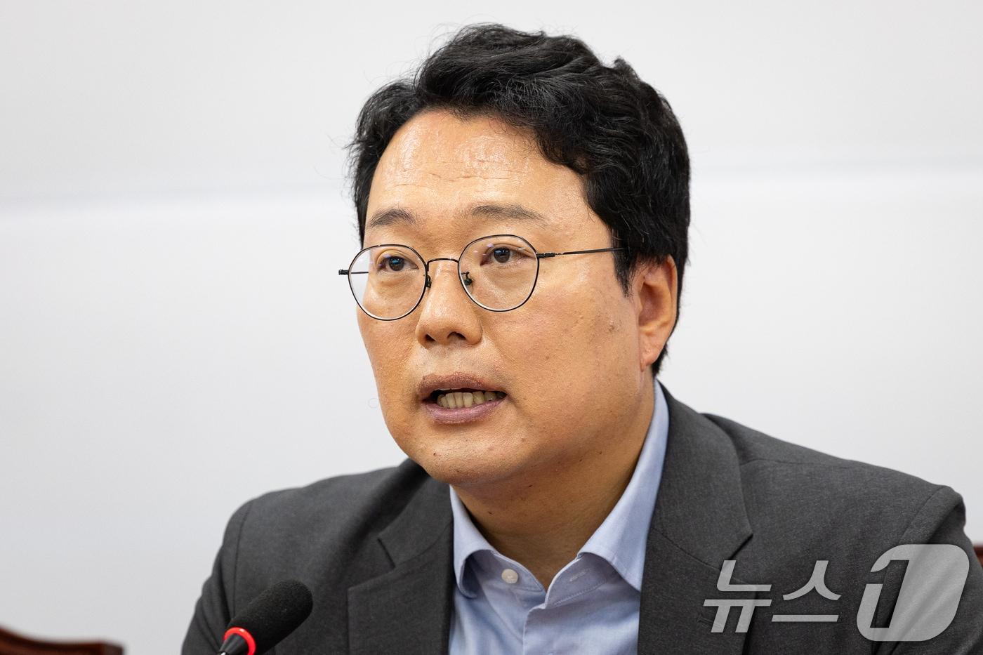 본문 이미지 - 천하람 개혁신당 원내대표가 지난 6월 22일 서울 여의도 국회에서 열린 최고위원회의에서 모두 발언을 하고 있다. 2026.6.22 ⓒ 뉴스1 유승관 기자
