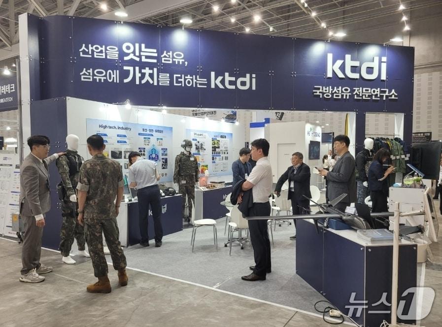 본문 이미지 - 사진은 한국섬유개발연구원이 '대한민국 국방산업발전대전(InLEX KOREA 2026)'이 열린 대전컨벤션센터에 마련한 전시 부스.(섬유개발연구원 제공, 재판매 및 DB 금지)