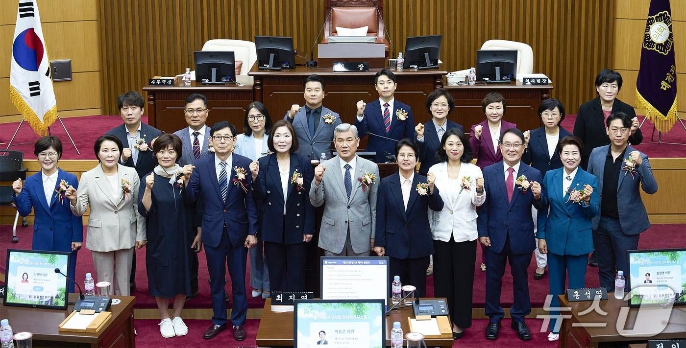 본문 이미지 - 제9대 대전 서구의원들이 포즈를 취하고 있다.(서구의회 제공. 재판매 및 DB금지)/뉴스1