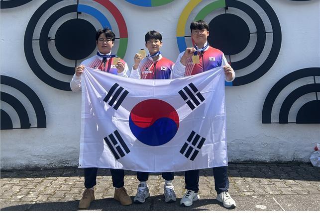 본문 이미지 - 2026 ISSF 주니어세계선수권대회 25m 권총 남자 단체전에서 금메달을 획득한 한국 대표팀 성세영(동명대), 이유환(강원사대부고), 박태호(송현고).(왼쪽부터)(대한사격연맹 제공)