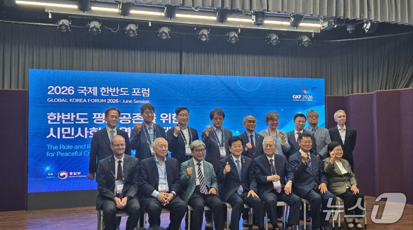 본문 이미지 - 22일 서울 중구 은행회관 국제회의실에서 진행된 '2026 국제 한반도 포럼'. ⓒ 뉴스1