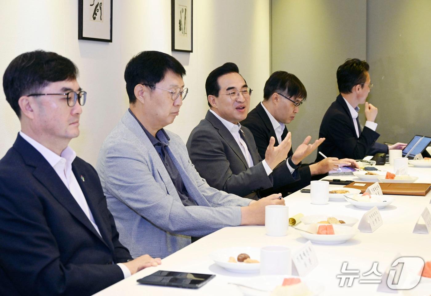 본문 이미지 - 박홍근 기획예산처 장관이 22일 서울시 중구 정동 컨퍼런스하우스 달개비에서 열린 재정운용 방향 관련 전문가 간담회에서 발언하고 있다(기획예산처 제공). 2026.6.22/뉴스1