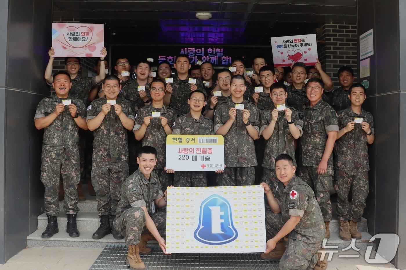 본문 이미지 - 육군 제22보병사단 동호대대 장병들이 헌혈증 220장을 전달하며 기념촬영을 하고 있다.(육군 22사단 제공, 재판매 및 DB 금지)2026.6.22/뉴스1