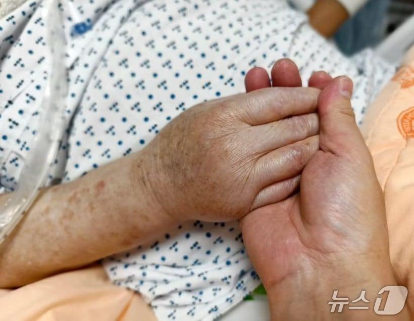 본문 이미지 - 환자의 손.(경기 여주시 제공. 재판매 및 DB 금지)/뉴스1