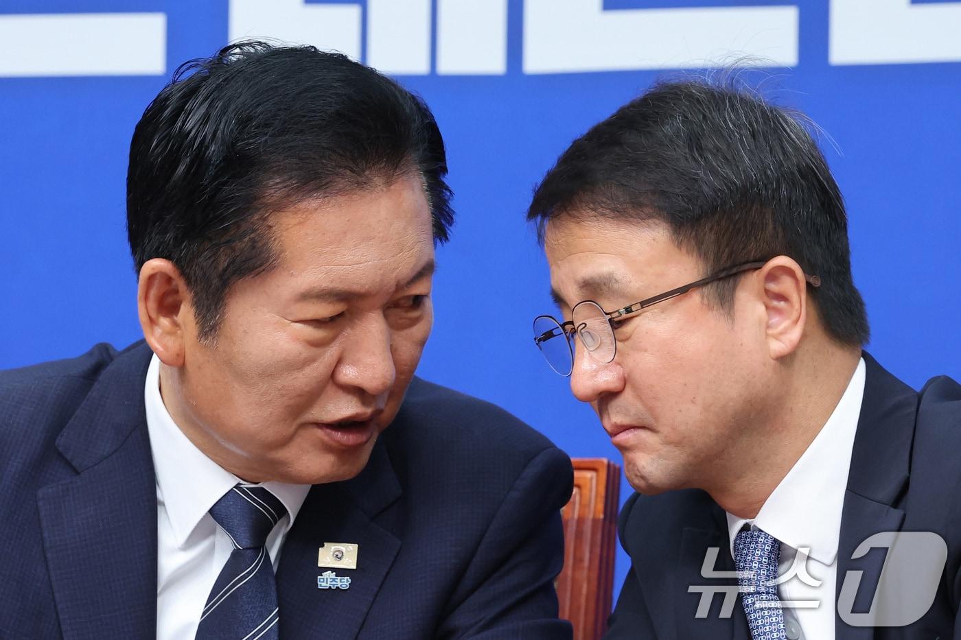 본문 이미지 - 정청래 더불어민주당 대표와 한병도 원내대표가 22일 서울 여의도 국회에서 열린 최고위원회의에서 대화하고 있다. 2026.6.22 ⓒ 뉴스1 신웅수 기자