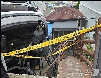 본문 이미지 - 22일 오전 9시 30분쯤 광주 남구 월산4동의 한 도로에서 승용차가 계단 아래로 추락해 당국이 수습하고 있다.(광주 남구 제공. 재판매 및 DB 금지)