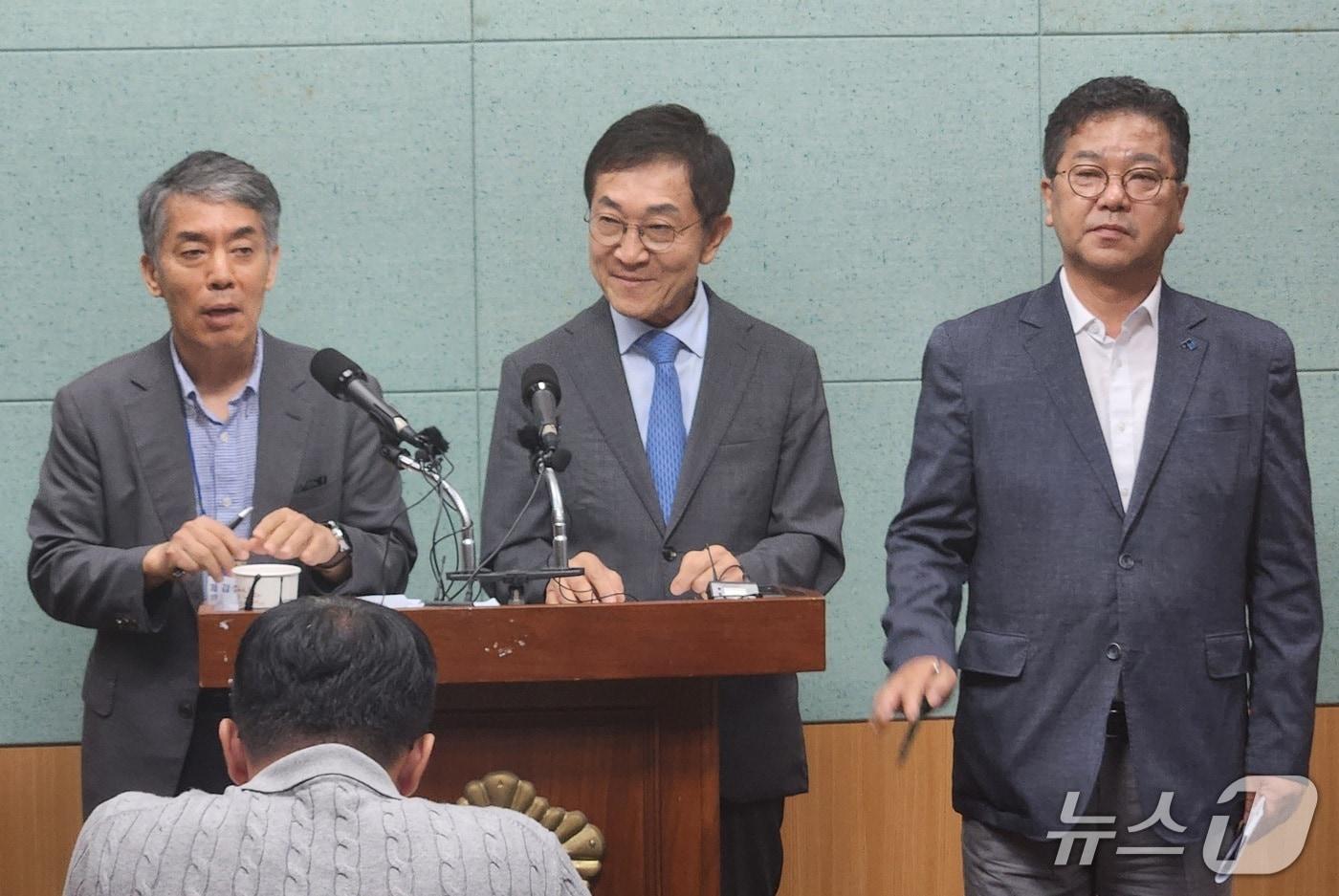 본문 이미지 - 22일 신형식 전북도지사직 인수위원장이 정례 브리핑을 하고 있다.(인수위 제공. 재판매 및 DB금지)/뉴스1 