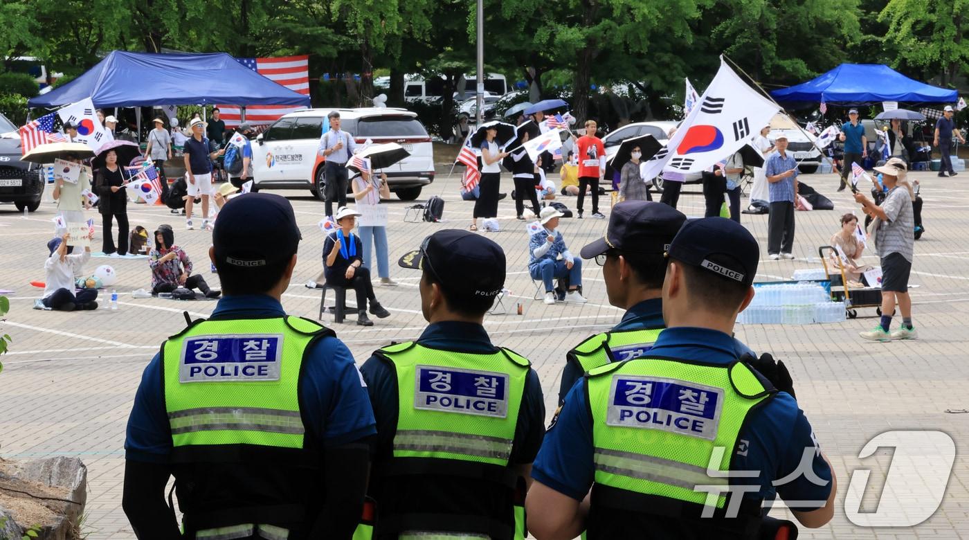 본문 이미지 - 서울 송파구 올림픽공원 핸드볼경기장 개표소 앞에 경찰들이 배치돼 있다. 2026.6.22 ⓒ 뉴스1 이호윤 기자