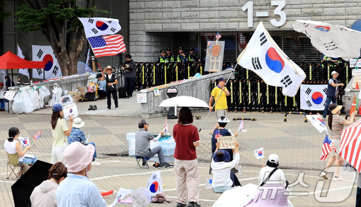 본문 이미지 - 제9회 전국동시지방선거 투표용지 부족 사태를 규탄하는 개표소 봉쇄 시위가 계속된 22일 서울 송파구 올림픽공원 핸드볼경기장 개표소 앞에서 시민들이 구호를 외치고 있다. 2026.6.22 ⓒ 뉴스1 이호윤 기자