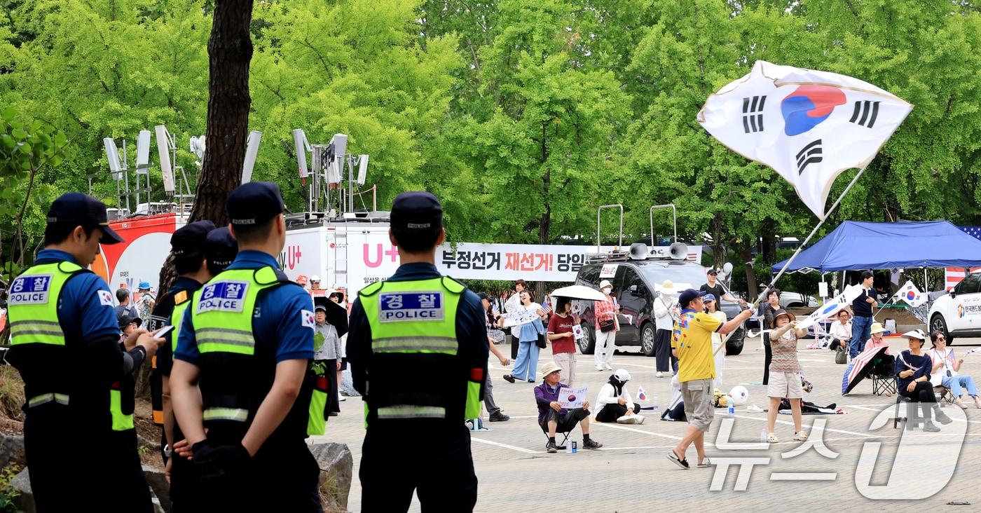 본문 이미지 - 제9회 전국동시지방선거 투표용지 부족 사태를 규탄하는 개표소 봉쇄 시위가 계속된 22일 서울 송파구 올림픽공원 핸드볼경기장 개표소 앞에 경찰들이 배치돼 있다. ⓒ 뉴스1 이호윤 기자