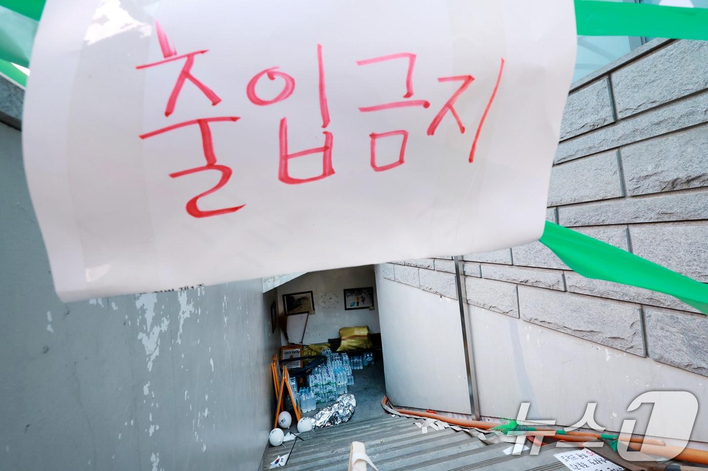 본문 이미지 - 제9회 전국동시지방선거 투표용지 부족 사태를 규탄하는 개표소 봉쇄 시위가 계속된 22일 서울 송파구 올림픽공원 핸드볼경기장 개표소 지하 출입구에 출입금지 메시지가 붙어있다. 2026.6.22 ⓒ 뉴스1 이호윤 기자