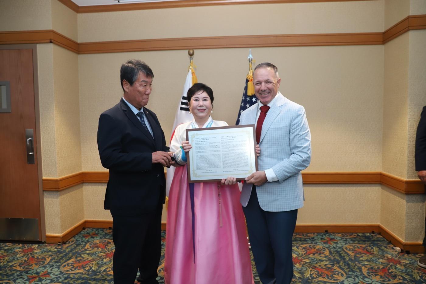 본문 이미지 - 우현의 한미동맹친선협회장이 지난 18일 찰스 롬바르도 주한미군 2사단장에게 한국이름 ‘노창수’가 담긴 족자를 선물하고 있다.(한미동맹친선협회 제공)