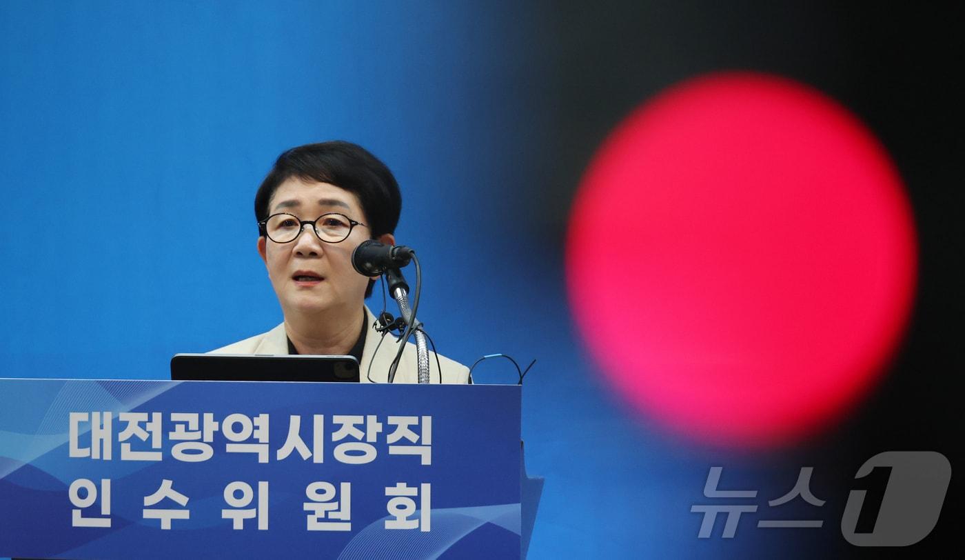 본문 이미지 - 박정현 대전시장직 인수위원장이 22일 옛 충남도청에 마련된 인수위 대회의실에서 민선 8기 시정 업무보고에 대한 기자회견을 열고 있다. ⓒ 뉴스1 김기태 기자