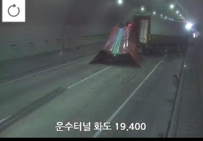 본문 이미지 -  사고 현장.(한국도로공사 ROADPLUS CCTV 캡쳐. 재판매 및 DB 금지)/뉴스1