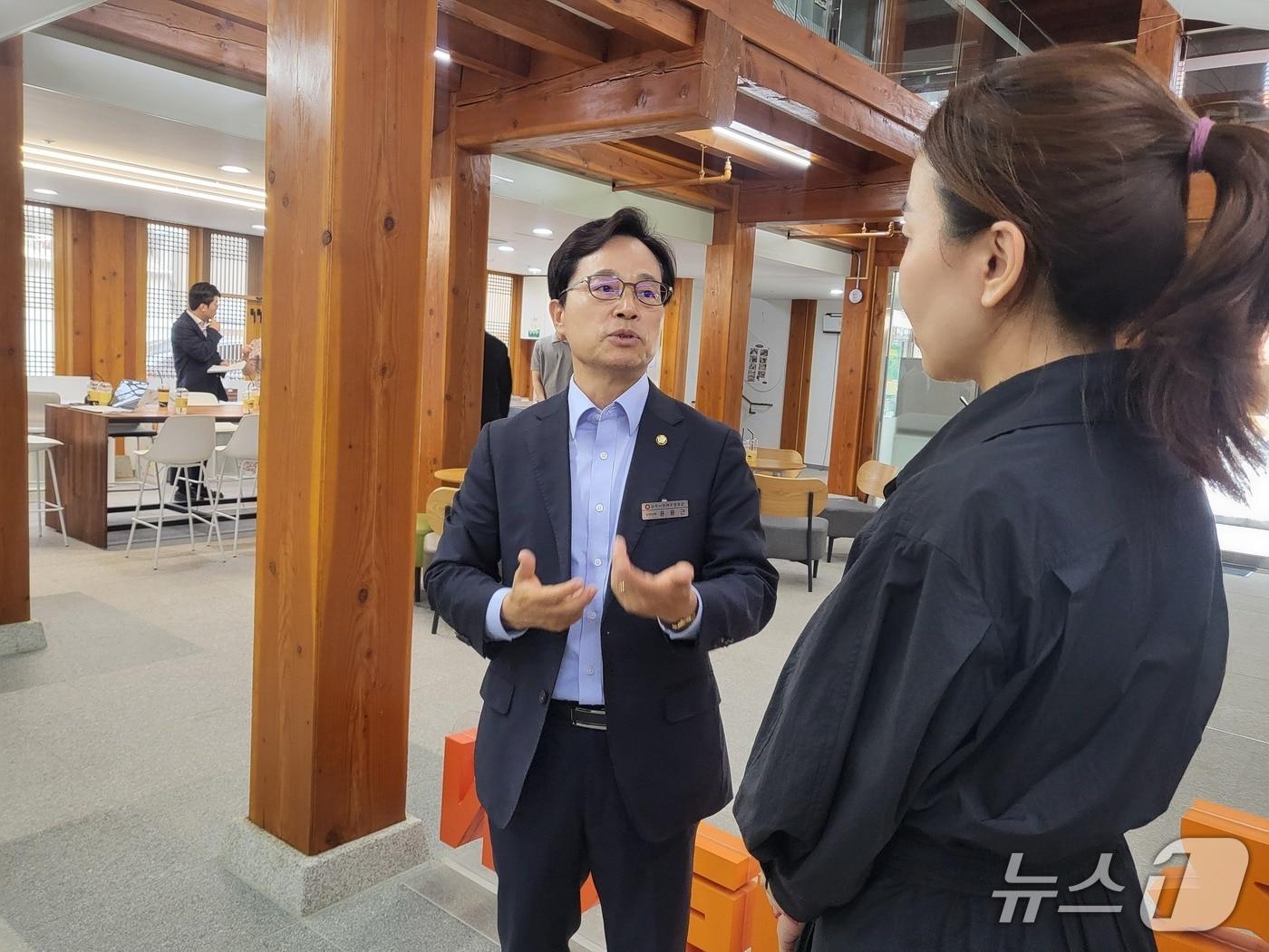 본문 이미지 - 윤용근 국민의힘 의원(공주·부여·청양)이 공주청년센터 관계자와 만나 대화하고 있다. (윤용근 의원실 제공, 재판매 및 DB금지) / 뉴스1 