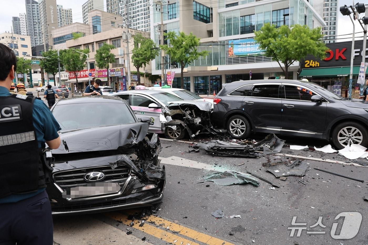 본문 이미지 - 22일 오전 8시 37분쯤 대구 서구 중리네거리에서 신평리네거리 방향으로 달리던 택시가 차량 여러 대를 잇따라 추돌했다. 사고로 운전자 등 10명이 다쳤다.(대구소방안전본부 제공. 재판매 및 DB금지)