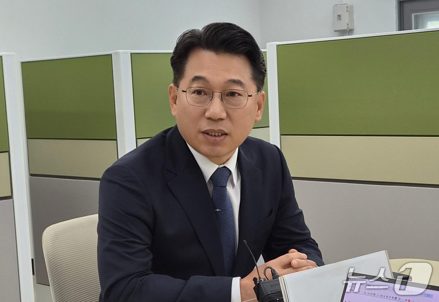 본문 이미지 - 허창원 충북지사 인수위 대변인이 22일 도청 기자실을 찾아 취재진 질문에 답하고 있다. 2026.6.22/뉴스1