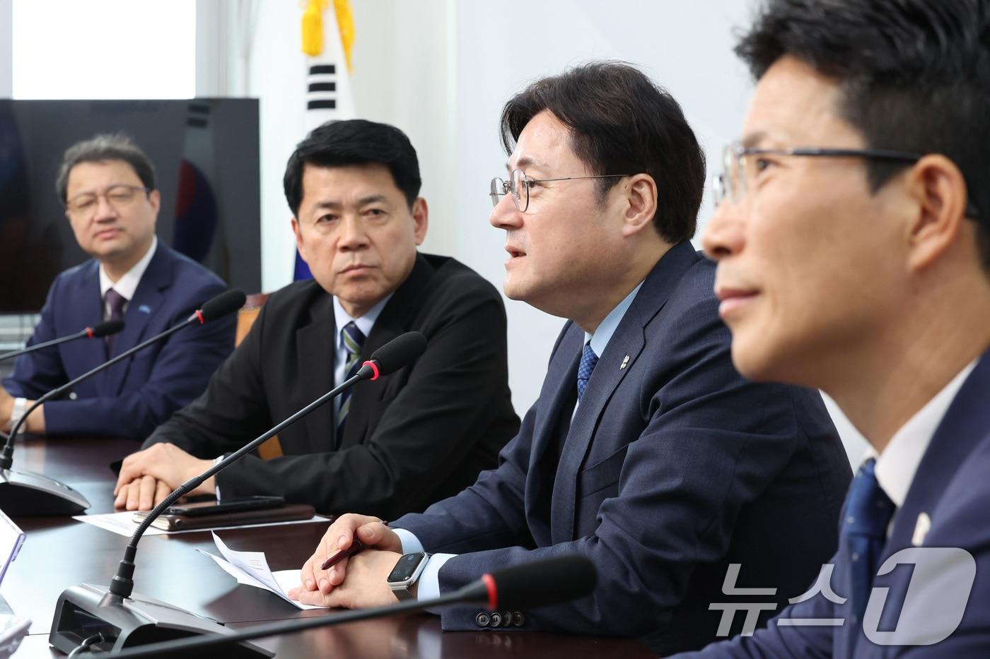 본문 이미지 - 홍익표 청와대 대통령비서실 정무수석이 22일 서울 여의도 국회를 찾아 김준형 조국혁신당 원내대표를 예방하고 있다. 2026.6.22 ⓒ 뉴스1 신웅수 기자