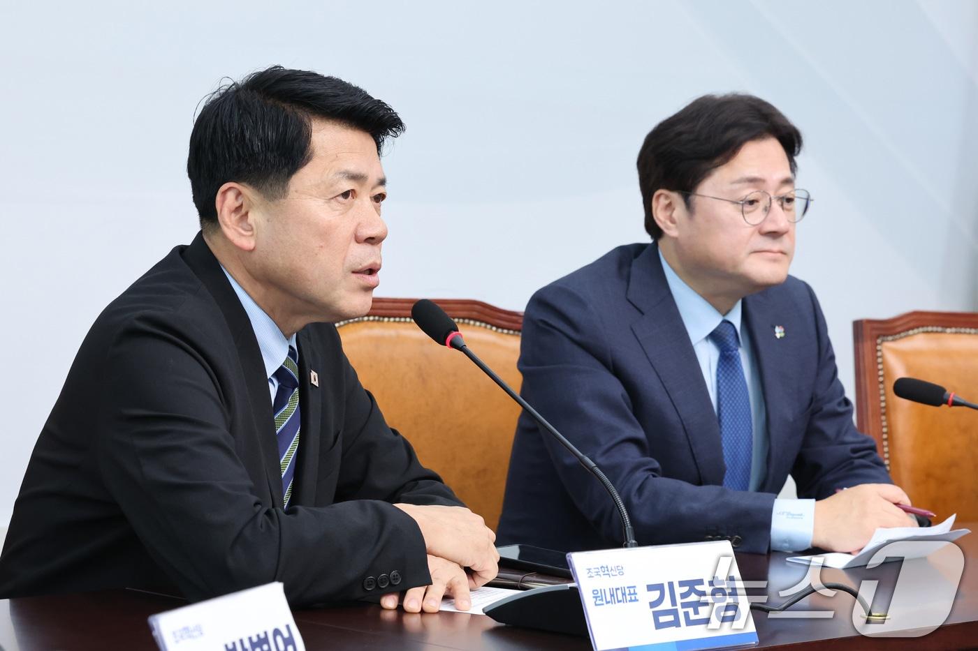 본문 이미지 - 김준형 조국혁신당 원내대표가 22일 서울 여의도 국회에서 홍익표 청와대 대통령비서실 정무수석을 접견하며 인사말을 하고 있다. 2026.6.22 ⓒ 뉴스1 신웅수 기자