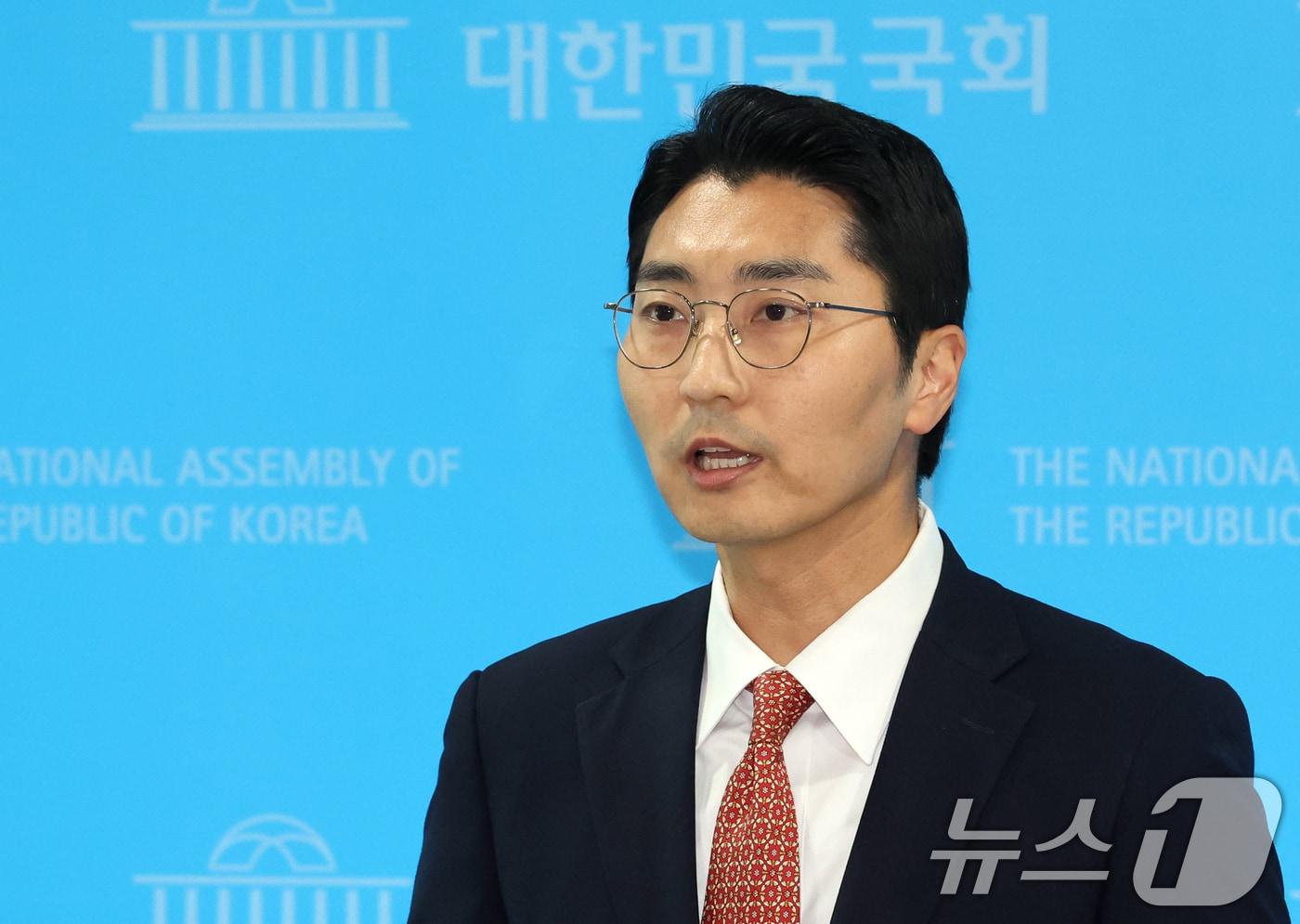본문 이미지 - 박준태 국민의힘 당 대표 비서실장이 22일 오후 서울 여의도 국회 소통관에서 장동혁 대표의 건강상태 관련 브리핑을 하고 있다. 2026.6.22 ⓒ 뉴스1 황기선 기자