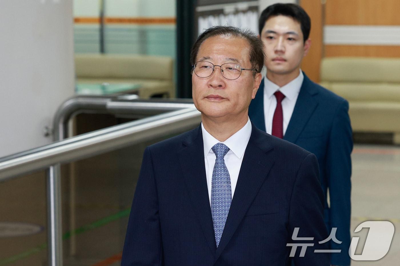 본문 이미지 - 박성재 전 법무부 장관이 22일 오후 서울 서초구 중앙지방법원에서 열린 내란중요임무종사, 청탁금지법 위반 등 혐의 1심 선고 공판에 출석하고 있다. 박 전 장관은 12·3 비상계엄 선포 직후 법무부 간부 회의를 소집하고 출국금지팀 비상 대기, 교정시설 수용 공간 확보, 합동수사본부 검사 파견 검토 등을 지시한 혐의와 김건희 여사로부터 명품 가방 수사 관련 문의를 전달받고 이를 실무진에 확인하도록 지시한 혐의를 받는다. 2026.6.22 ⓒ 뉴스1 안은나 기자