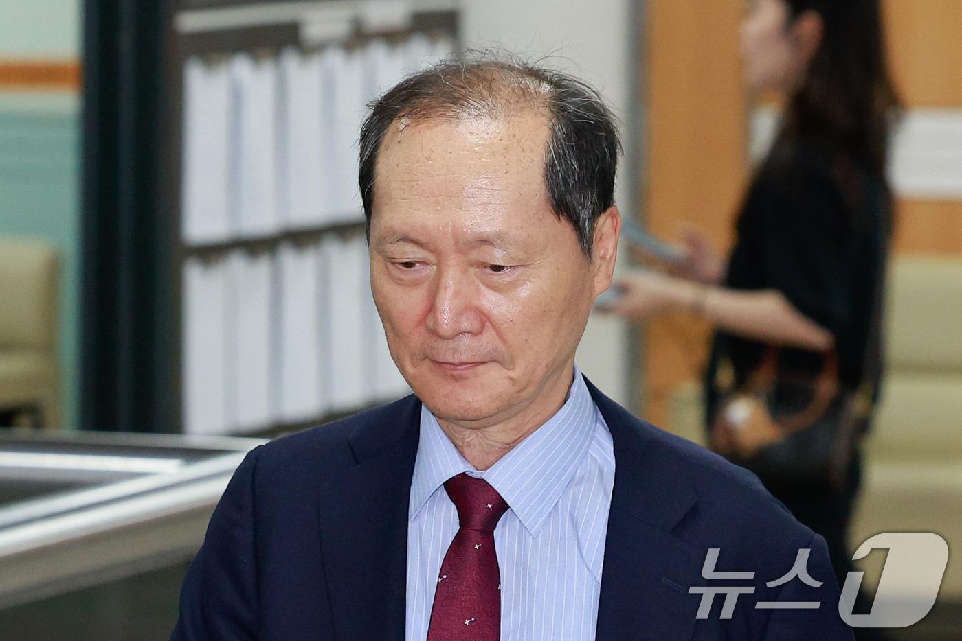 본문 이미지 - 이완규 전 법제처장이 22일 오후 서울 서초구 중앙지방법원에서 열린 국회증언감정법 위반 혐의 1심 선고 공판에 출석하고 있다. 이 전 처장은 국회 법제사법위원회에서 안가 회동을 "친목 모임＂이라고 진술해 위증한 혐의를 받는다. 2026.6.22 ⓒ 뉴스1 안은나 기자