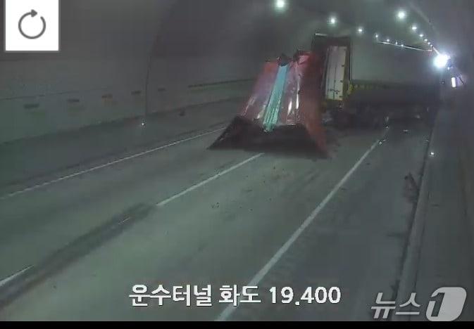 본문 이미지 -  사고 현장.(한국도로공사 CCTV 갈무리. 재판매 및 DB 금지)/뉴스1