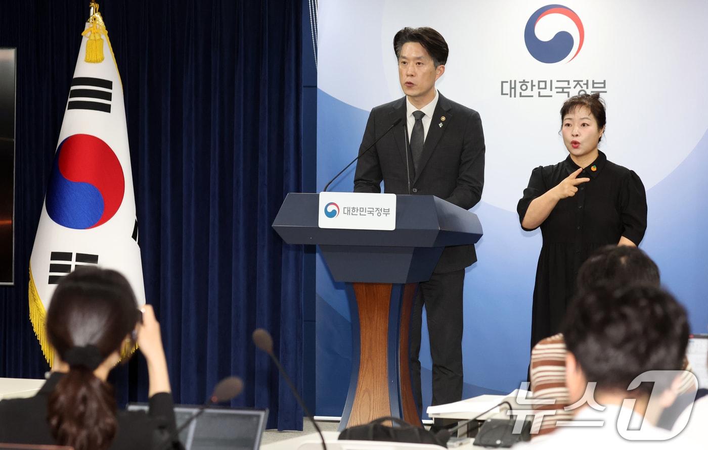 본문 이미지 - 노용석 중소벤처기업부 제1차관이 22일 오후 서울 종로구 세종대로 정부서울청사에서 '모두의 창업’ 진행 현황 및 향후 운영 방향 브리핑에 앞서 사과를 하고 있다. 2026.6.22 ⓒ 뉴스1 김명섭 기자