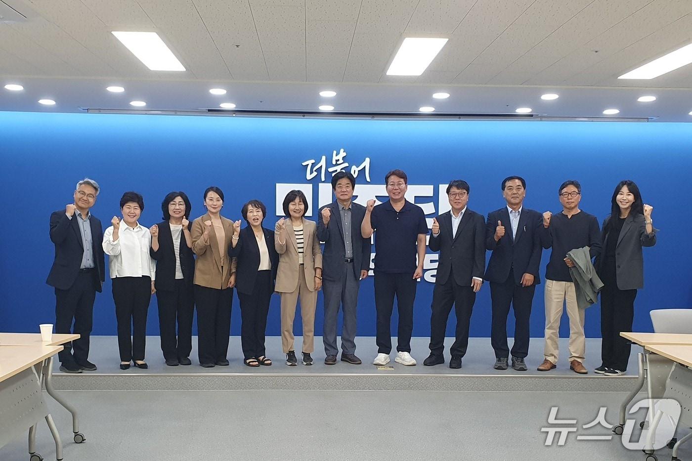 본문 이미지 - 더불어민주당 부산시의원 당선인 11명이 21일 부산시당사에서 열린 광역의원 총회에서 제10대 부산시의회 더불어민주당 원내대표로 한갑용 부산시의원 당선인을 추대한 뒤 기념촬영을 하고 있다.(민주당 부산시당 제공. 재판매 및 DB금지)