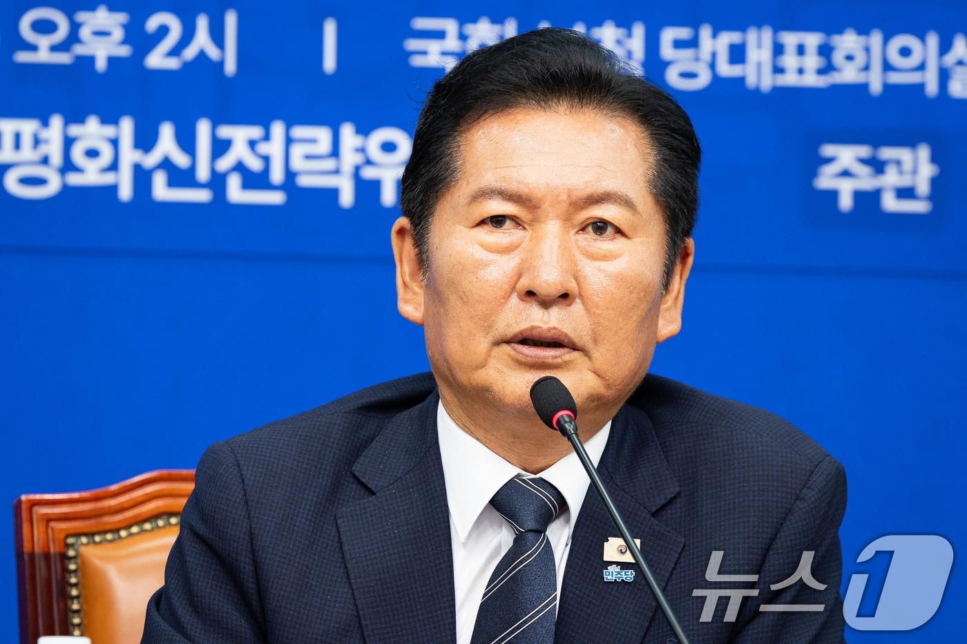 본문 이미지 - 정청래 더불어민주당 대표가 22일 서울 여의도 국회에서 열린 더불어민주당 한반도평화신전략위원회 주최 긴급 국제정세 토론회 '격동하는 2026 이란 전쟁, 북중정상회담 그리고 한반도'에서 인사말을 하고 있다. 2026.6.22 ⓒ 뉴스1 유승관 기자