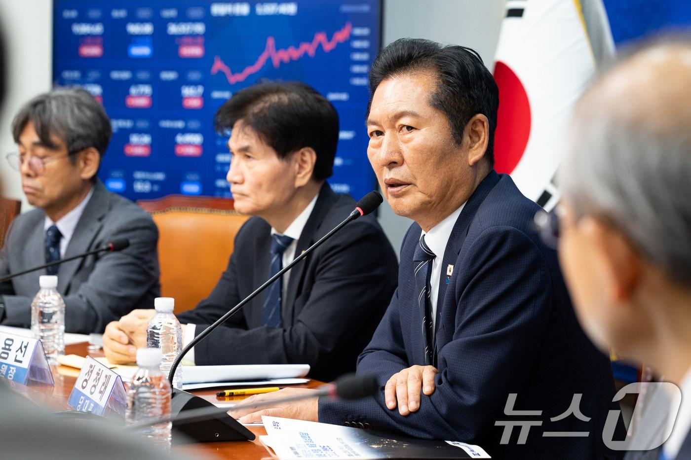 본문 이미지 - 정청래 더불어민주당 대표가 22일 서울 여의도 국회에서 열린 더불어민주당 한반도평화신전략위원회 주최 긴급 국제정세 토론회 '격동하는 2026 이란 전쟁, 북중정상회담 그리고 한반도'에서 인사말을 하고 있다. 2026.6.22 ⓒ 뉴스1 유승관 기자