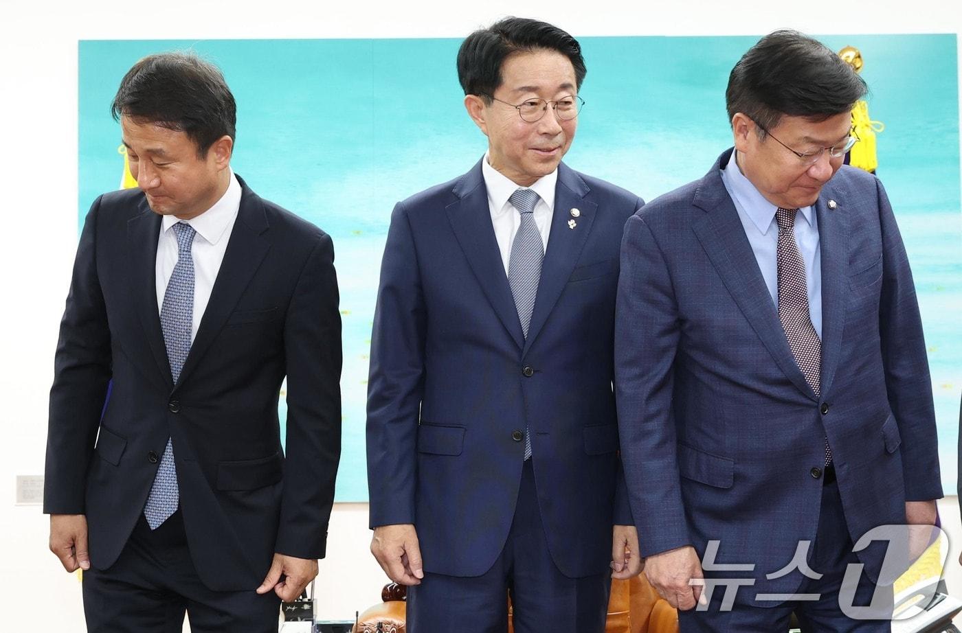본문 이미지 - 조정식 국회의장(가운데)이 지난 22일 서울 여의도 국회에서 열린 국회의장 주재 여야 원내대표 회동에서 기념 촬영 후 자리로 향하고 있다. 왼쪽부터 한병도 더불어민주당 원내대표, 조 의장, 정점식 국민의힘 원내대표. (공동취재) 2026.6.22 ⓒ 뉴스1 신웅수 기자