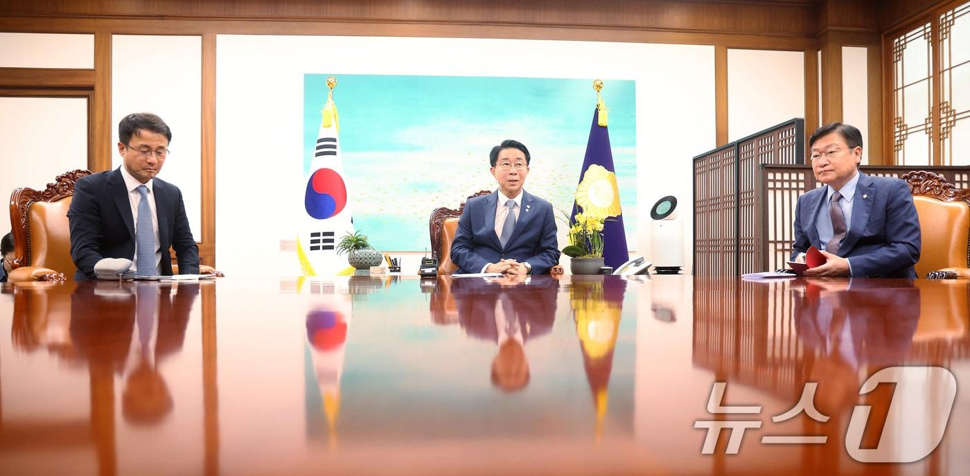본문 이미지 - 조정식 국회의장(가운데)이 22일 서울 여의도 국회에서 여야 원내대표 회동을 하고 있다. 왼쪽부터 한병도 더불어민주당 원내대표, 조 의장, 정점식 국민의힘 원내대표. (공동취재) 2026.6.22 ⓒ 뉴스1 신웅수 기자