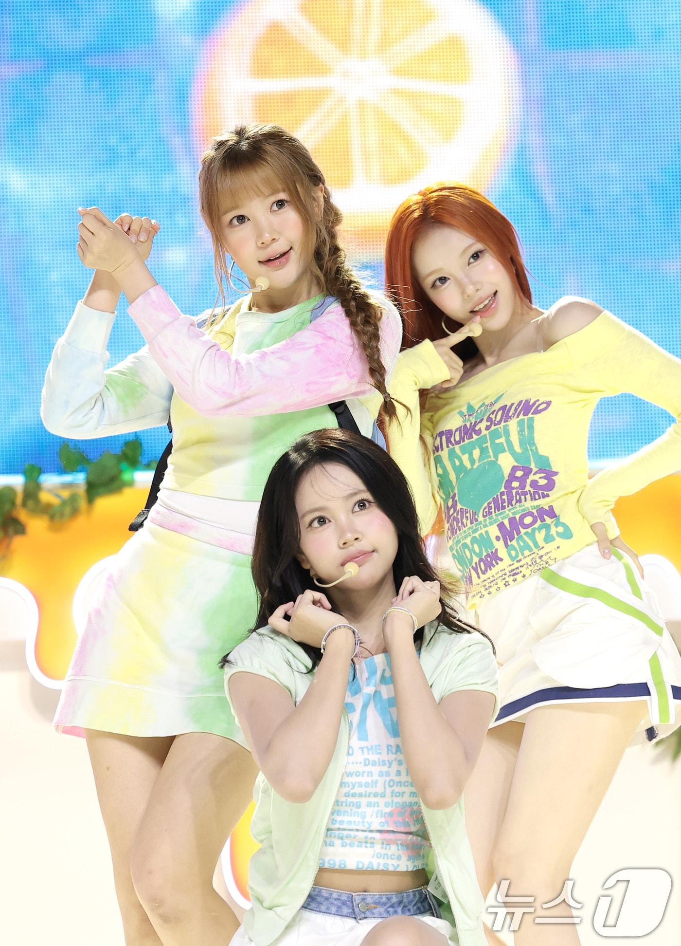 본문 이미지 - 그룹 하츠투하츠(Hearts2Hearts) 예온(왼쪽부터)과 카르멘, 이안이 22일 서울 용산구 블루스퀘어 우리WON뱅킹홀에서 열린 두 번째 미니앨범 'Lemon Tang(레몬 탱)' 발매 쇼케이스에서 타이틀 곡을 선보이고 있다. ⓒ 뉴스1 권현진 기자