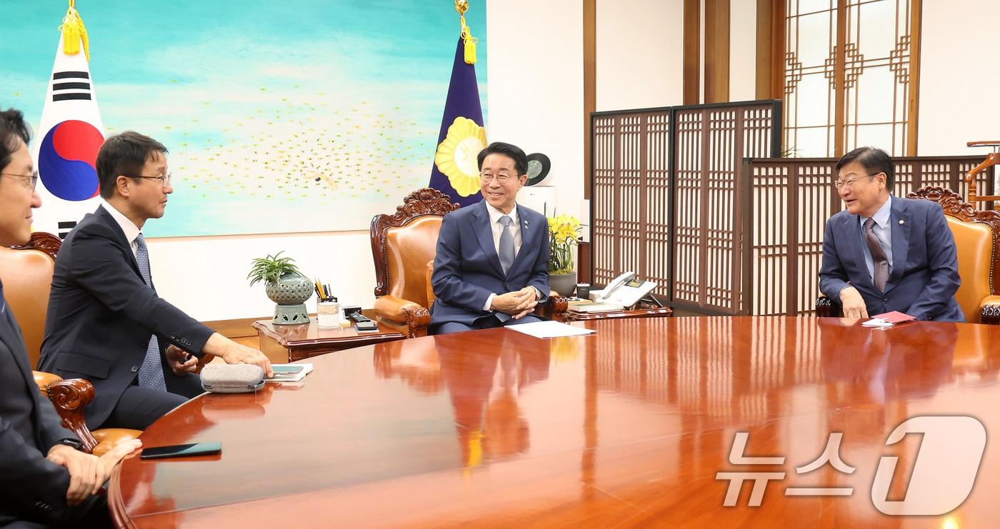 본문 이미지 - 조정식 국회의장(가운데)이 22일 서울 여의도 국회에서 여야 원내대표 회동을 하고 있다. 왼쪽부터 한병도 더불어민주당 원내대표, 조 의장, 정점식 국민의힘 원내대표. (공동취재) 2026.6.22 ⓒ 뉴스1 신웅수 기자