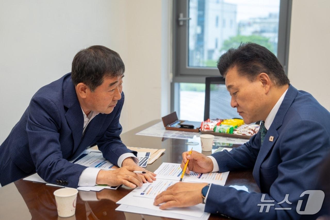본문 이미지 - 이재영 증평군수, 신용한 충북지사 당선인 면담.(증평군 제공. 재판매 및 DB금지)/뉴스1